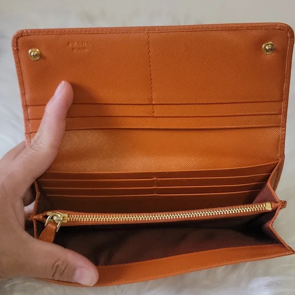 PRADA - Picture 8 of 16